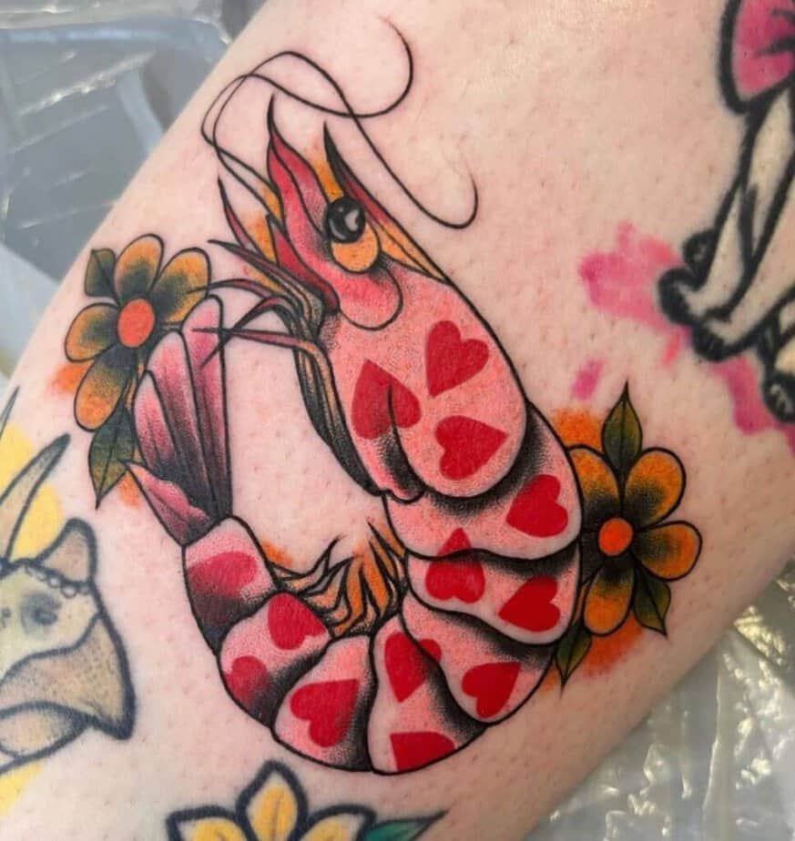 7. Ein traditionelles Krabben-Tattoo mit Herzen und Blumen