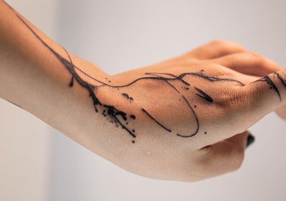 16. Ein Spritzer-Tattoo auf der Hand 