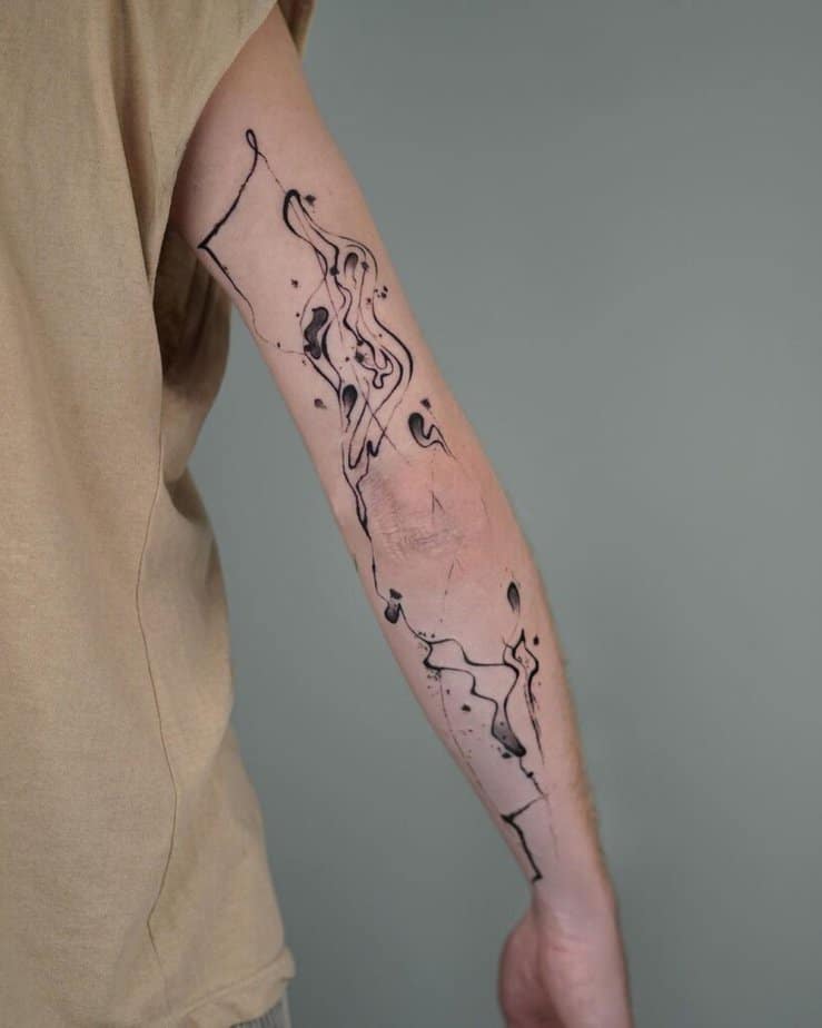 5. Eine abstrakte Tätowierung im Splatter-Stil auf der Rückseite des Arms