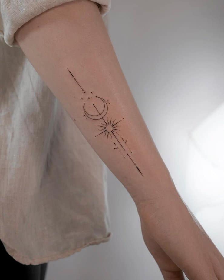 2. Ein Einnadel-Tattoo mit Sonne und Mond