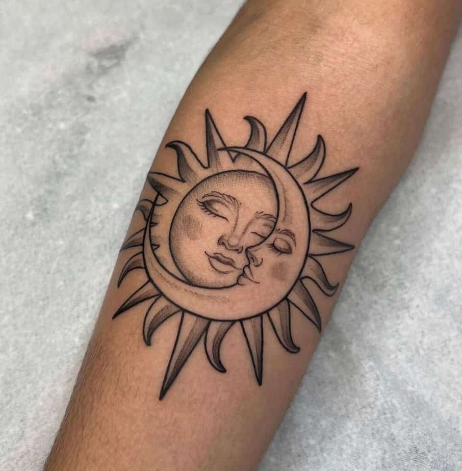12. Ein Sonne-Mond-Tattoo mit einem Gesicht 