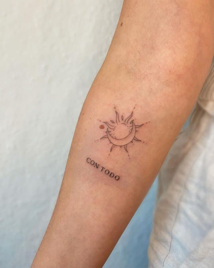 13. Ein Sonne und Mond Tattoo mit einem Mantra 
