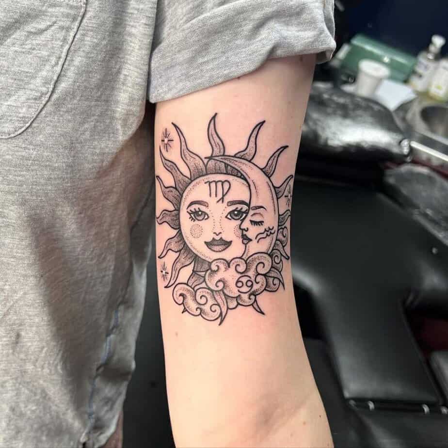 15. Ein Sonne-Mond-Tattoo mit einem Tierkreiszeichen nach Wahl 