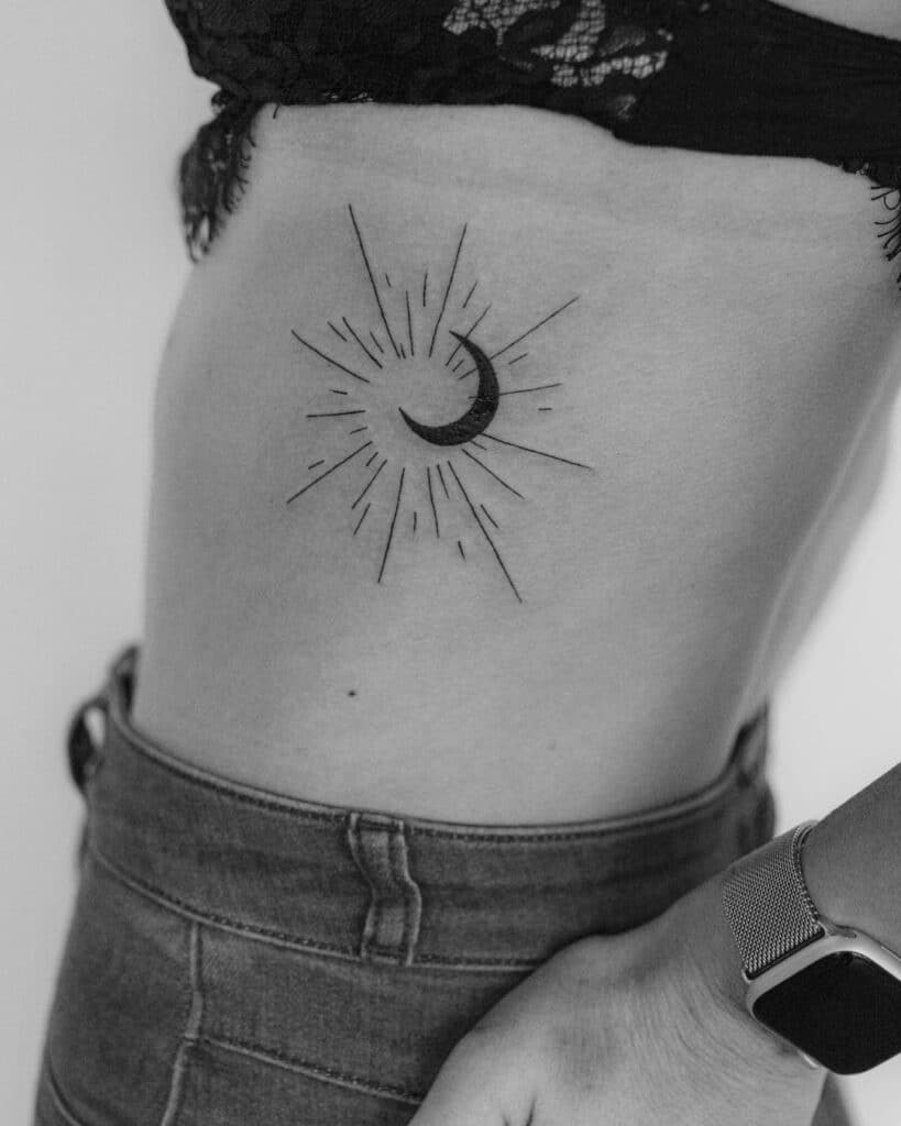 21. Ein Sonne-Mond-Tattoo auf den Rippen 