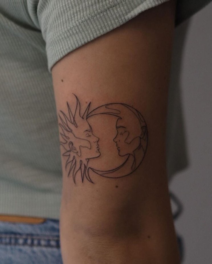 22. Ein feinliniges Sonne-Mond-Tattoo