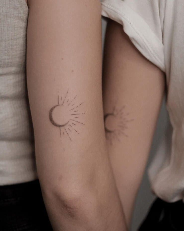 4. Passende Sonne und Mond Tattoos