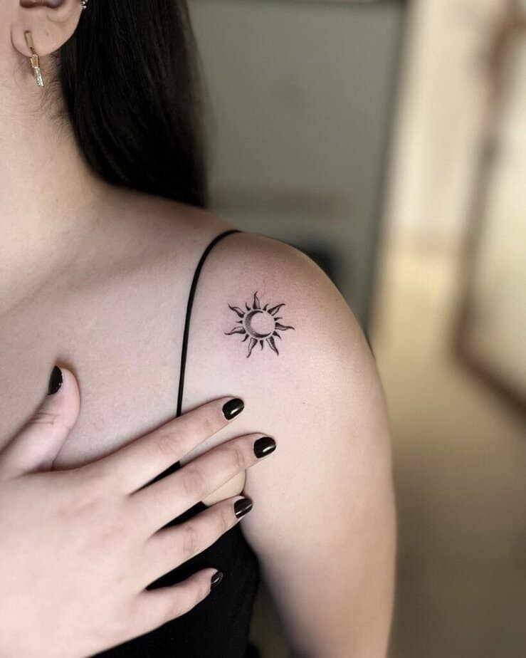 7. Ein winziges Sonne-Mond-Tattoo auf der Schulter 