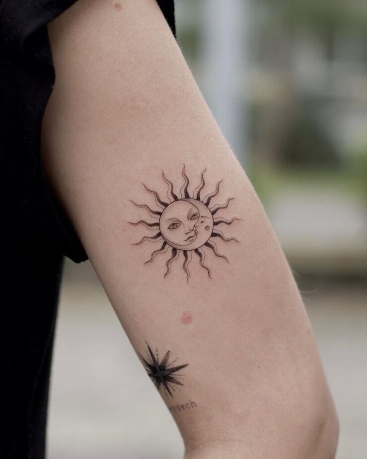 8. Ein Sonne-Mond-Tattoo auf dem Oberarm 