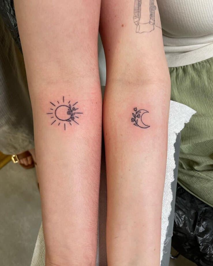 9. Zarte und zierliche Sonne und Mond Tattoos 