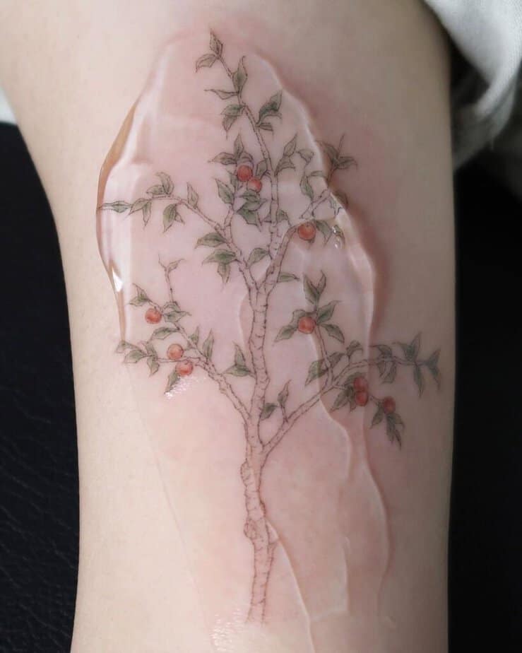 2. Ein Apfelbaum-Tattoo