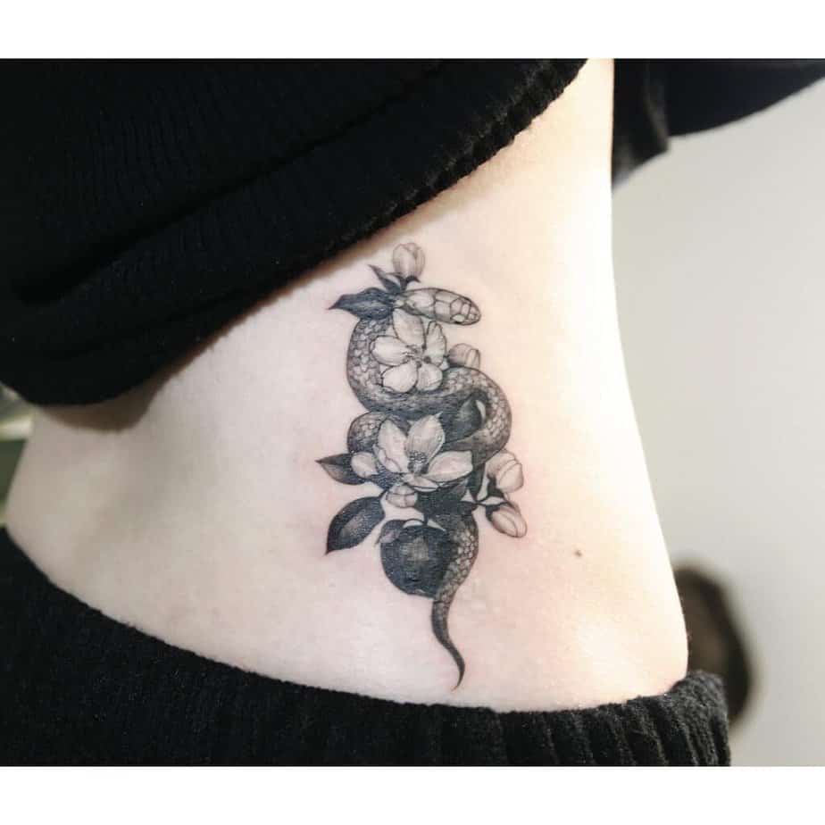 13. Ein Apfelbaum-Tattoo mit einer Schlange 