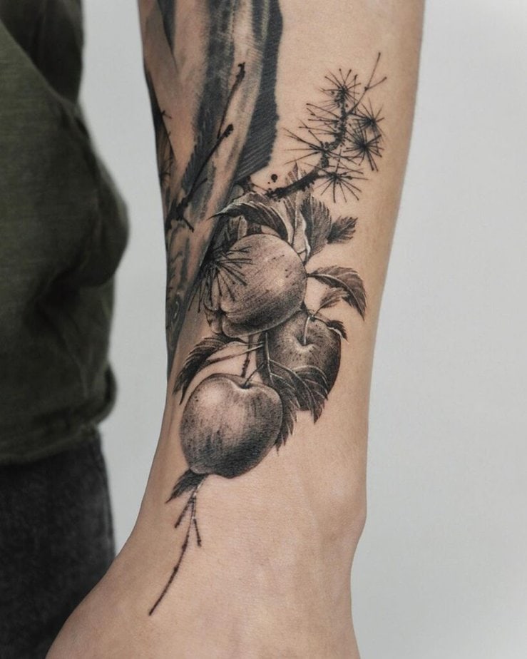 14. Ein schwarzes Apfelbaum-Tattoo 