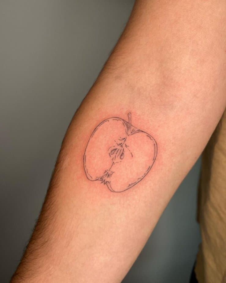 15. Ein Apfel-Tattoo 