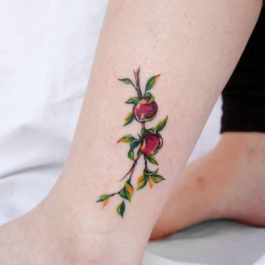 16. Ein Apfelzweig-Tattoo oberhalb des Knöchels 