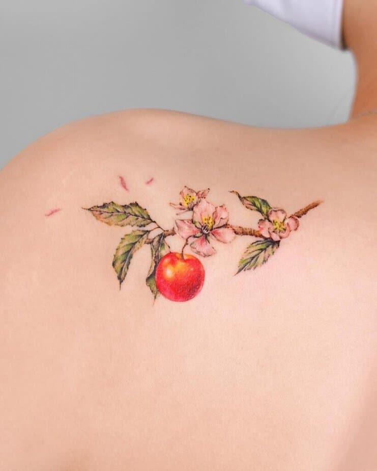 17. Ein Apfelzweig-Tattoo auf der Schulter 