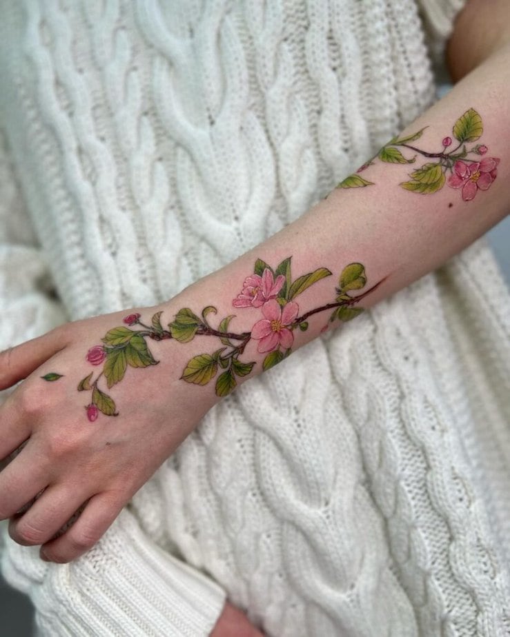 18. Ein schönes Apfelzweig-Tattoo quer über den Arm 