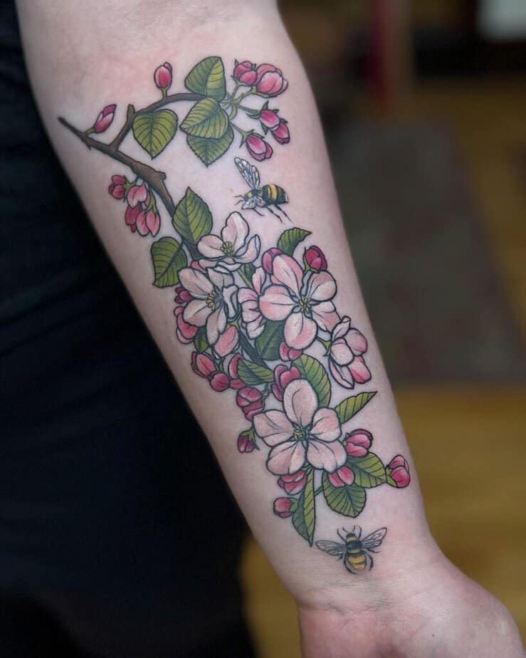 22. Ein Apfelbaum-Tattoo mit Bienen