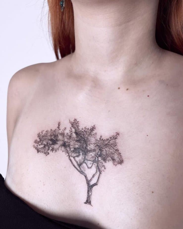 8. Ein Apfelbaum-Tattoo auf der Brust 
