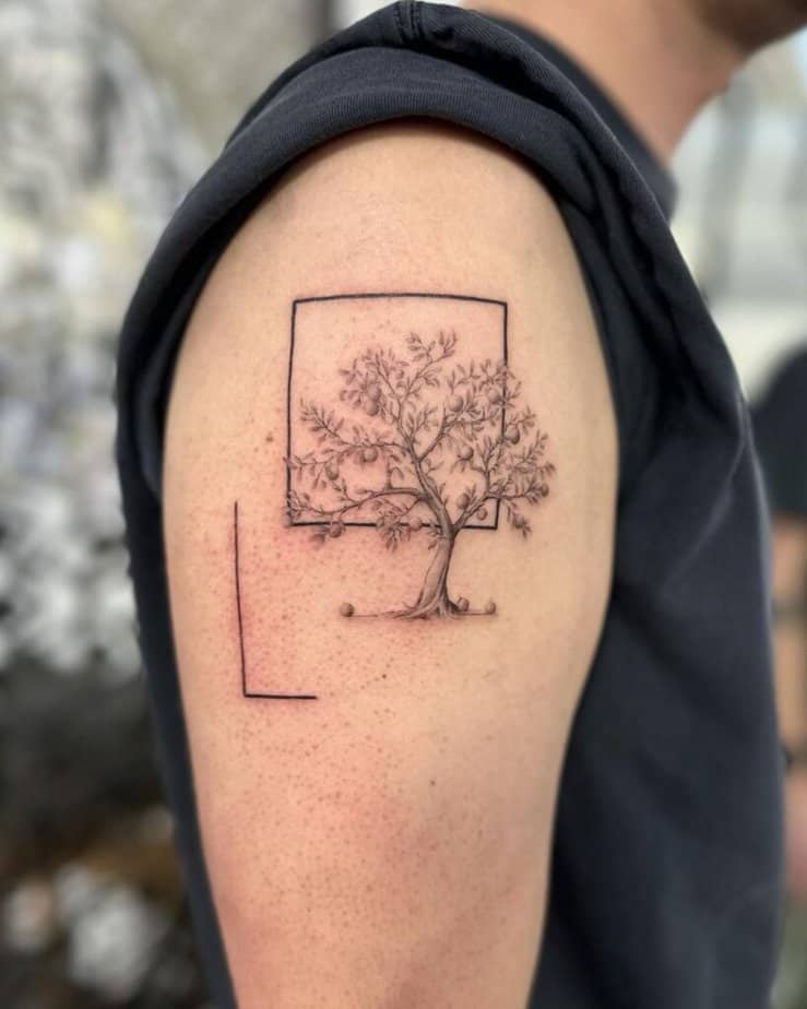 9. Ein Apfelbaum-Tattoo mit geometrischen Formen 