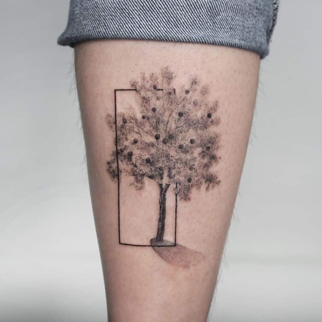 10. Ein weiteres Apfelbaum-Tattoo mit geometrischen Formen 