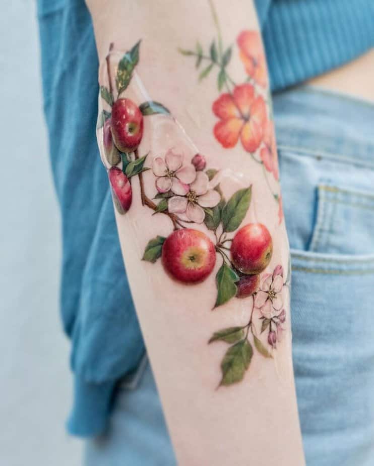 1. Ein realistisches, buntes Apfelzweig-Tattoo 