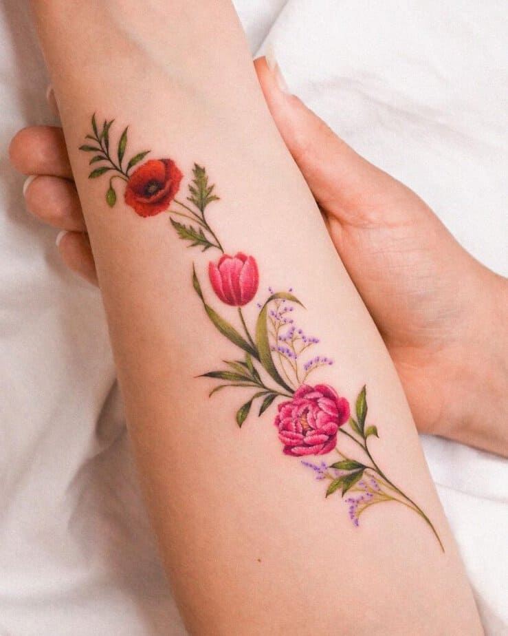 13. Eine Tätowierung mit einer Blumenranke auf dem Unterarm 