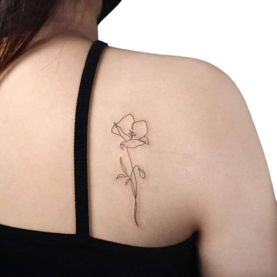 19. Ein einfaches, schlichtes Mohnblumen-Tattoo auf der Schulter 
