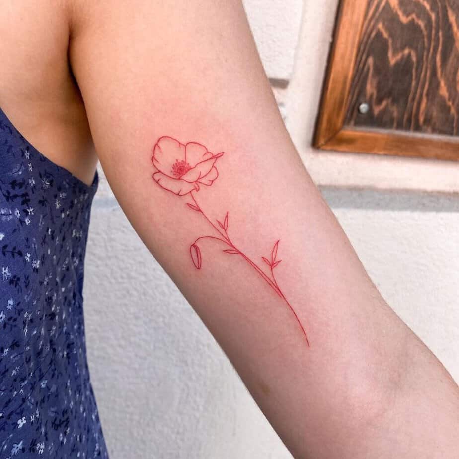 8. Mohnblumen-Tätowierung mit roter Tinte 