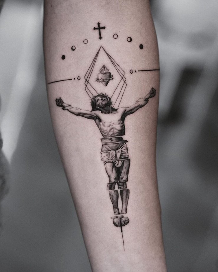 11. Ein geometrisches Kruzifix-Tattoo