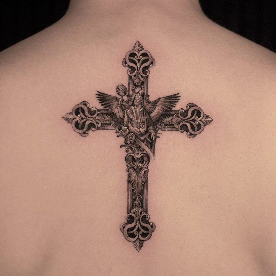 14. Ein Engelskreuz-Tattoo