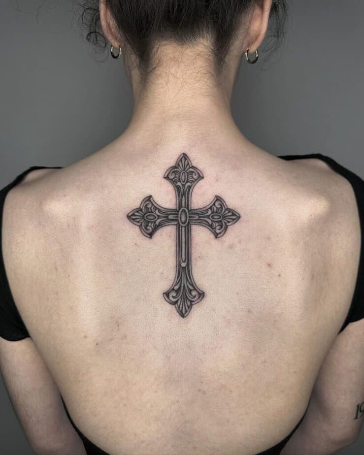 17. Ein gotisches Kreuz Rückentattoo für die stoische Frau