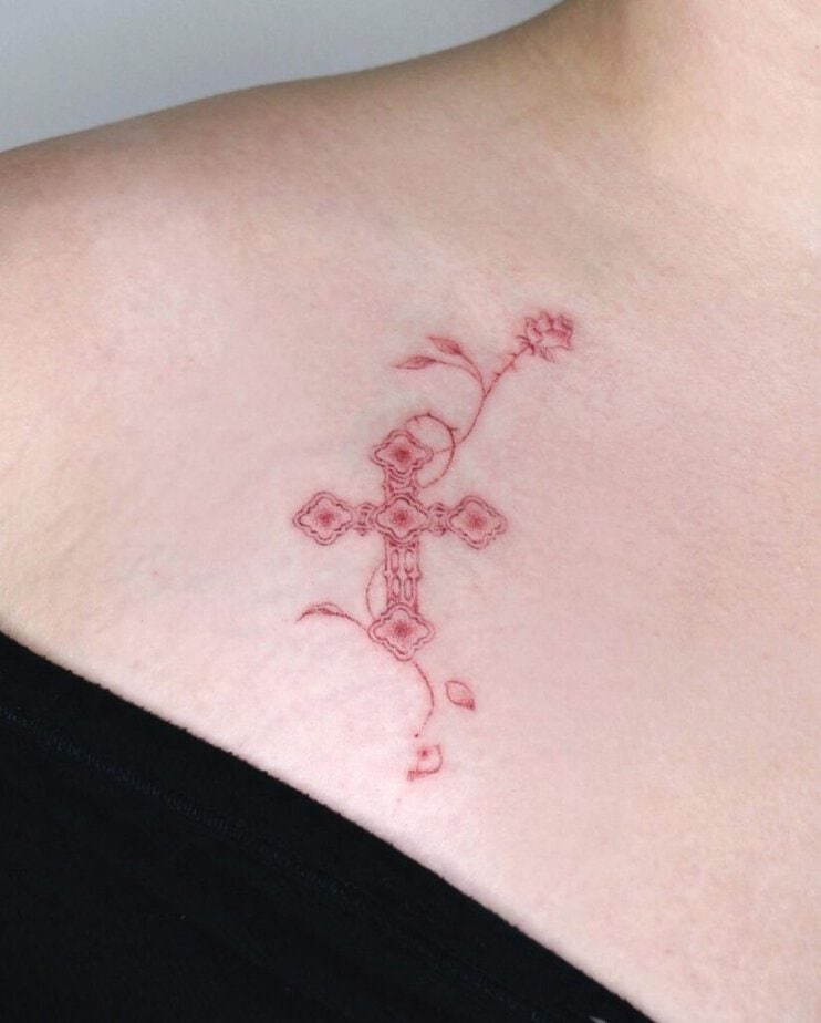 3. Ein dezentes florales Kreuz-Tattoo