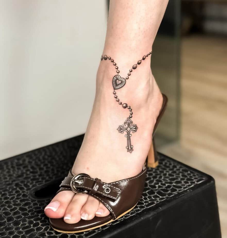 21. Ein Rosenkranz-Fußkettchen-Tattoo