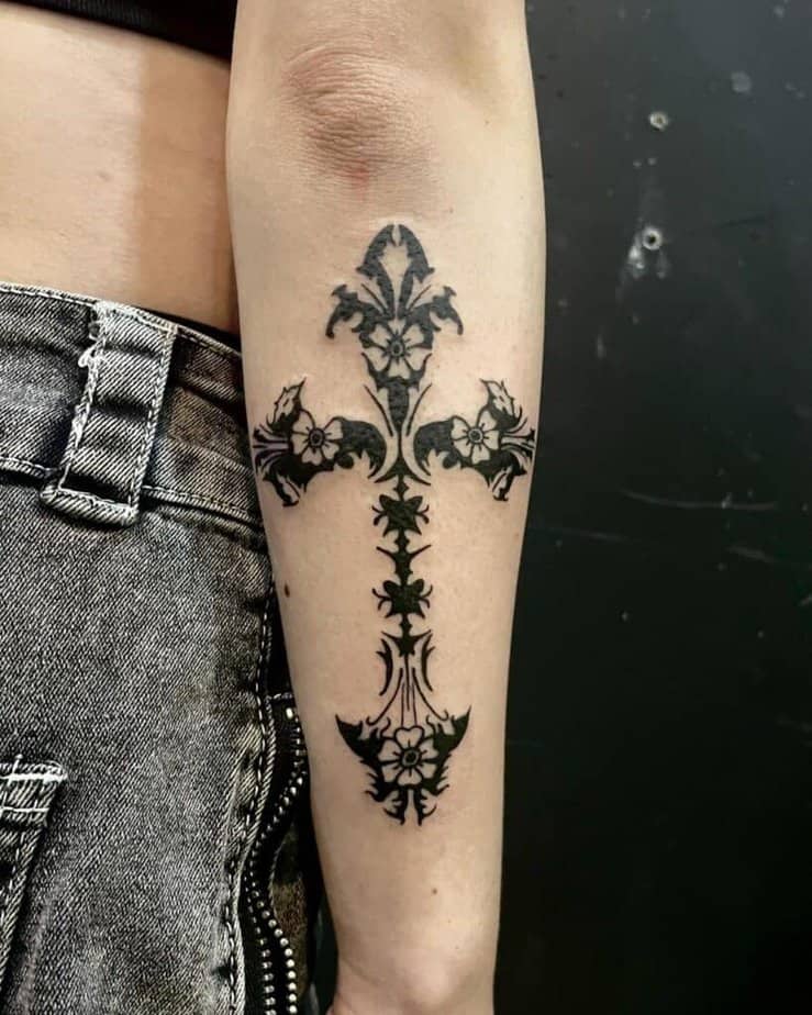22. Florales Kreuz Tattoo