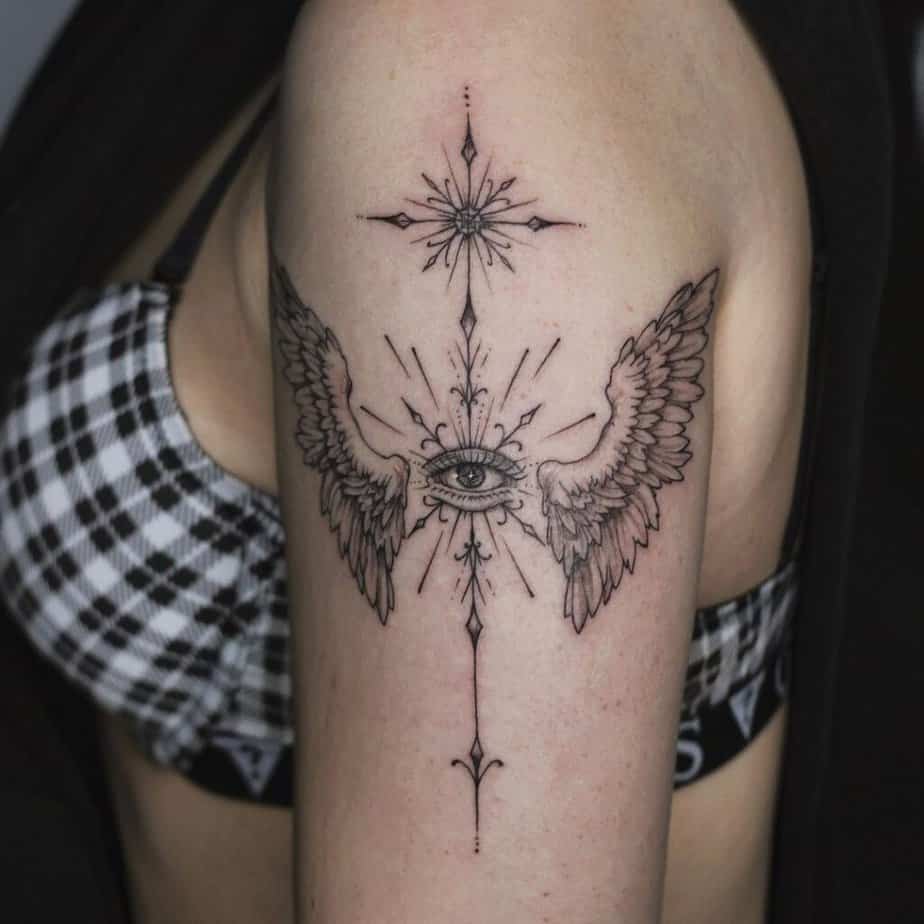 5. Ein Schutzengel-Kreuz-Tattoo