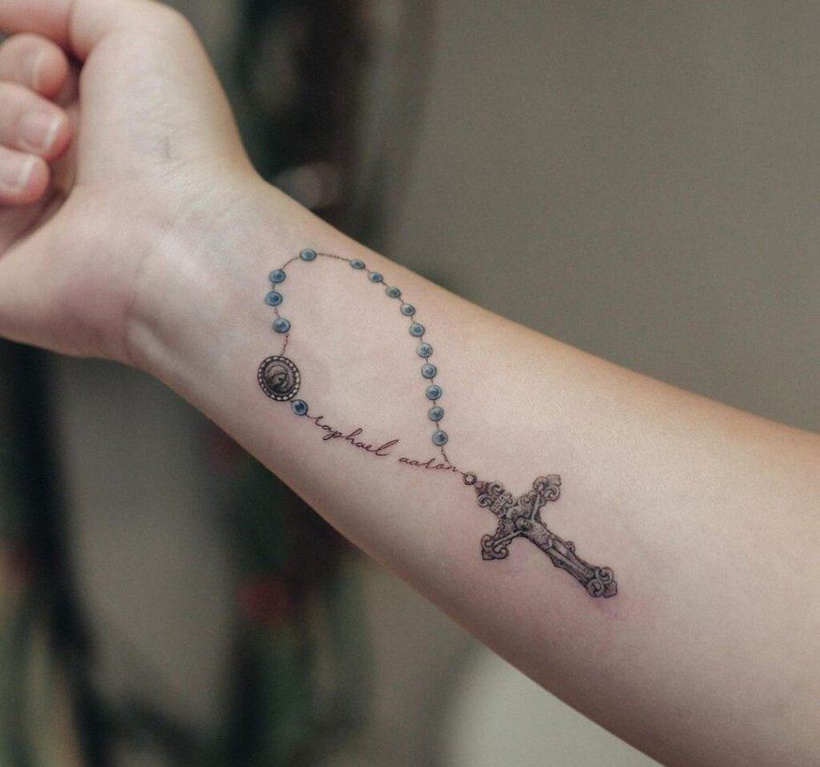 7. Rosenkranz und Kreuz Tattoo für Frauen