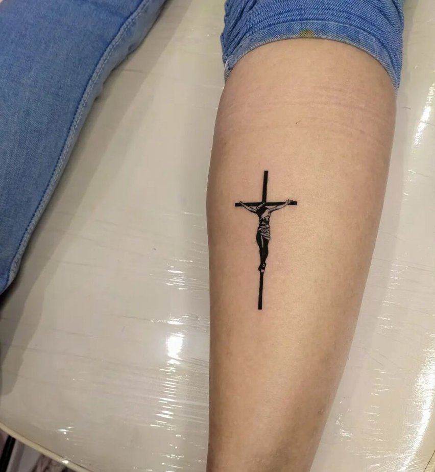 10. Ein Unterarm-Kreuz-Tattoo