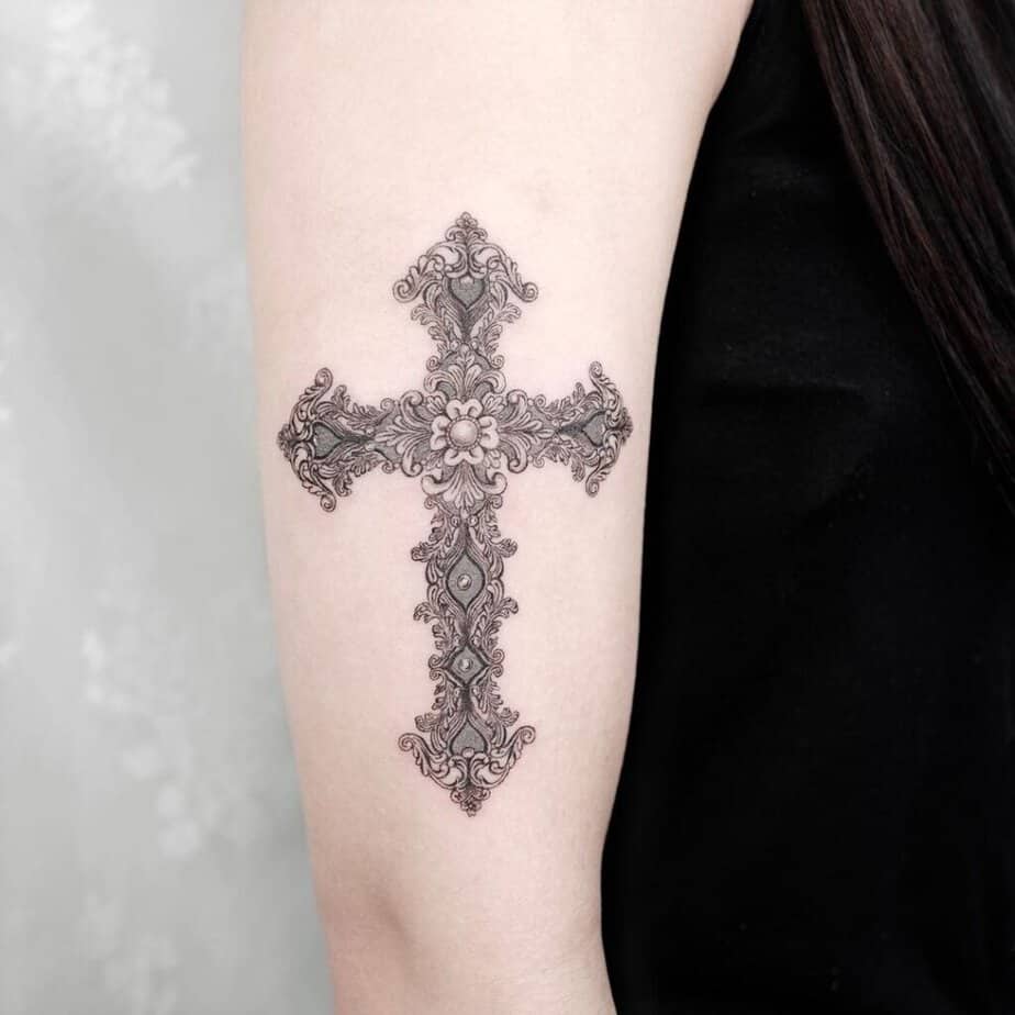 1. Ein verziertes Kreuz-Tattoo
