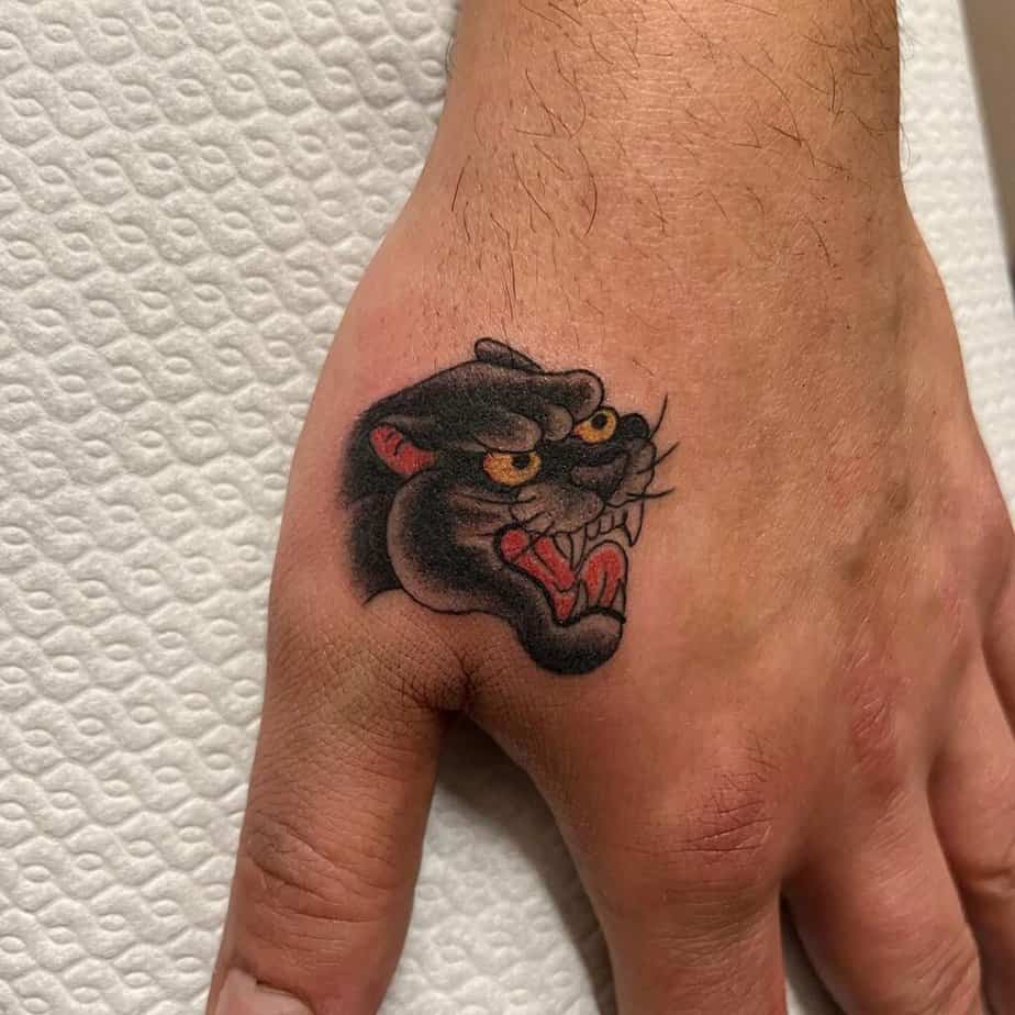 8. Ein Panther-Tattoo auf dem Handgelenk 