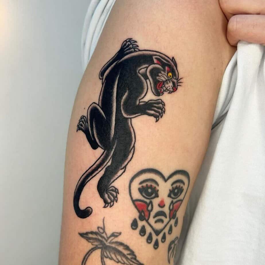 9. Ein Panther-Tattoo auf dem Oberarm