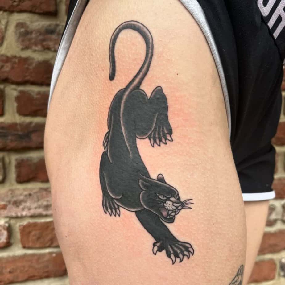 15. Ein schwarzer Panther als Tattoo auf der Hüfte