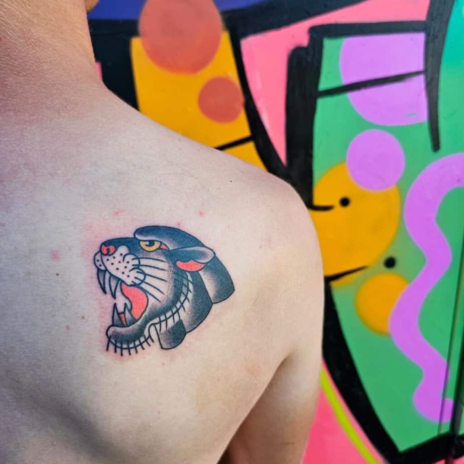 18. Ein Panther-Tattoo auf der Schulter