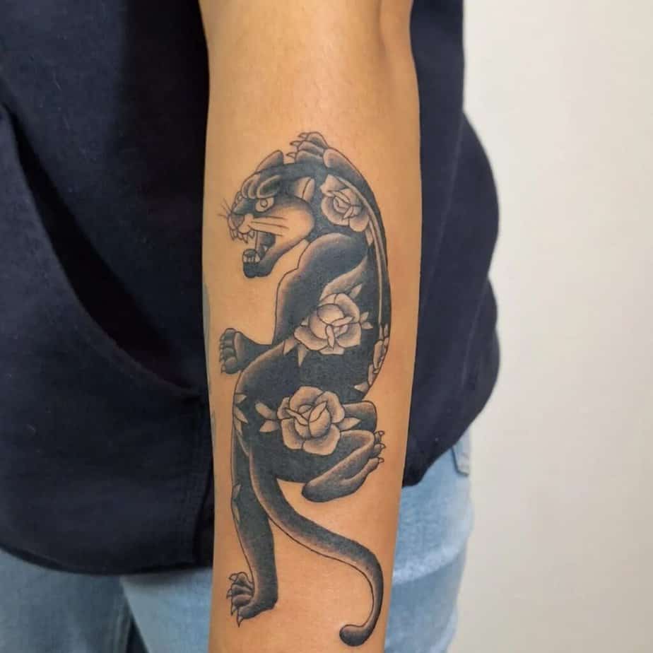 21. Ein schwarzer Panther mit Rosen 