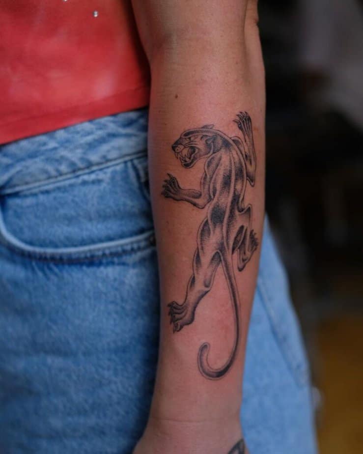 22. Ein klassisches Panther-Tattoo 
