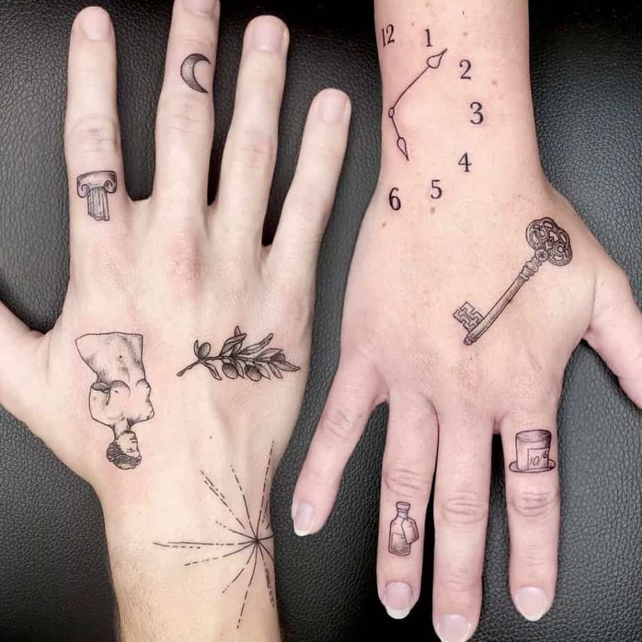 4. Ein Patchwork-Tattoo auf den Händen 