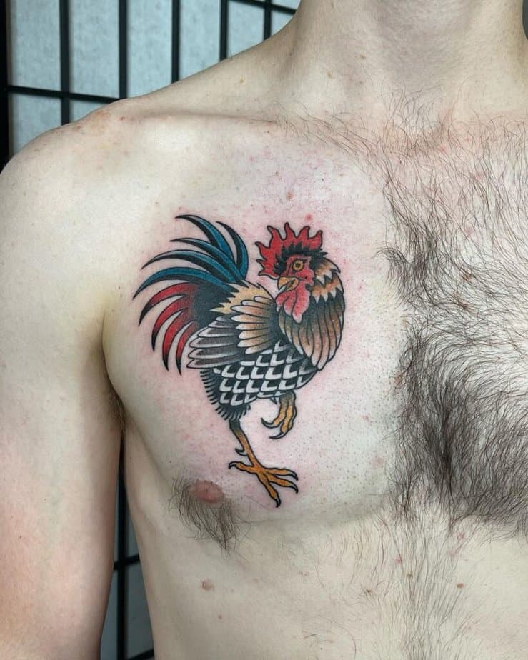 11. Ein Hahn-Tattoo auf der Brust 