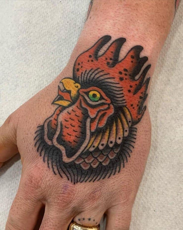 16. Ein Hahn-Tattoo auf der Hand 