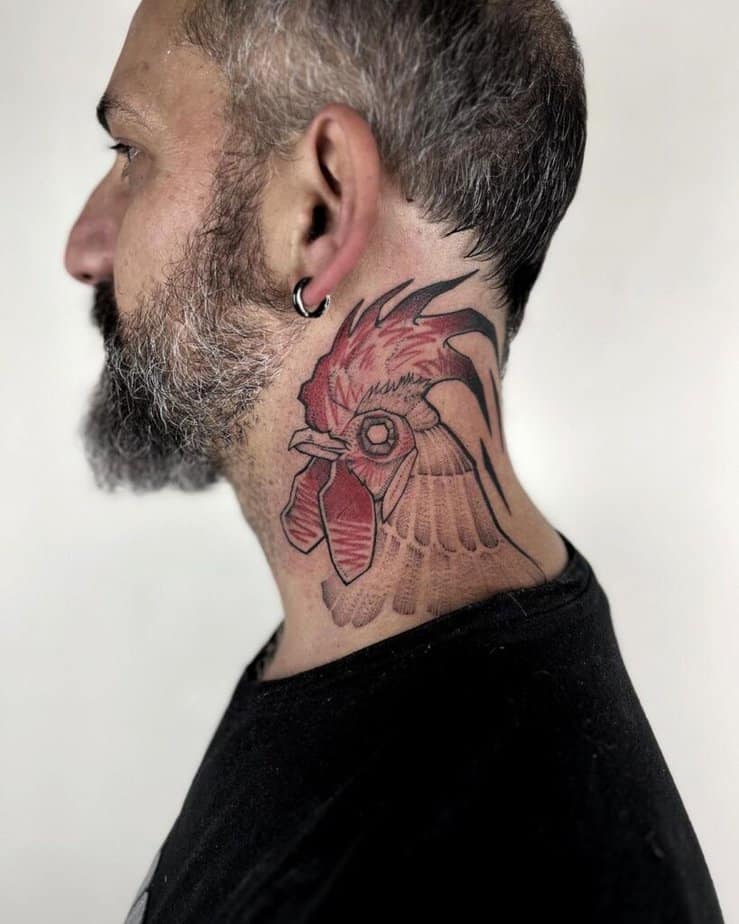 17. Ein Hahn-Tattoo im Nacken