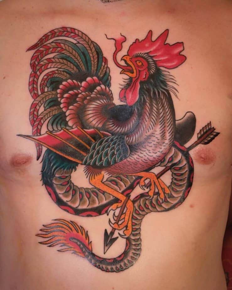 19. Ein Hahn-Tattoo über die gesamte Brust