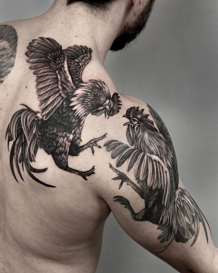 20. Ein Kampfhahn-Tattoo auf dem Rücken und der Schulter